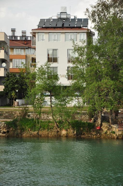 Hotel River