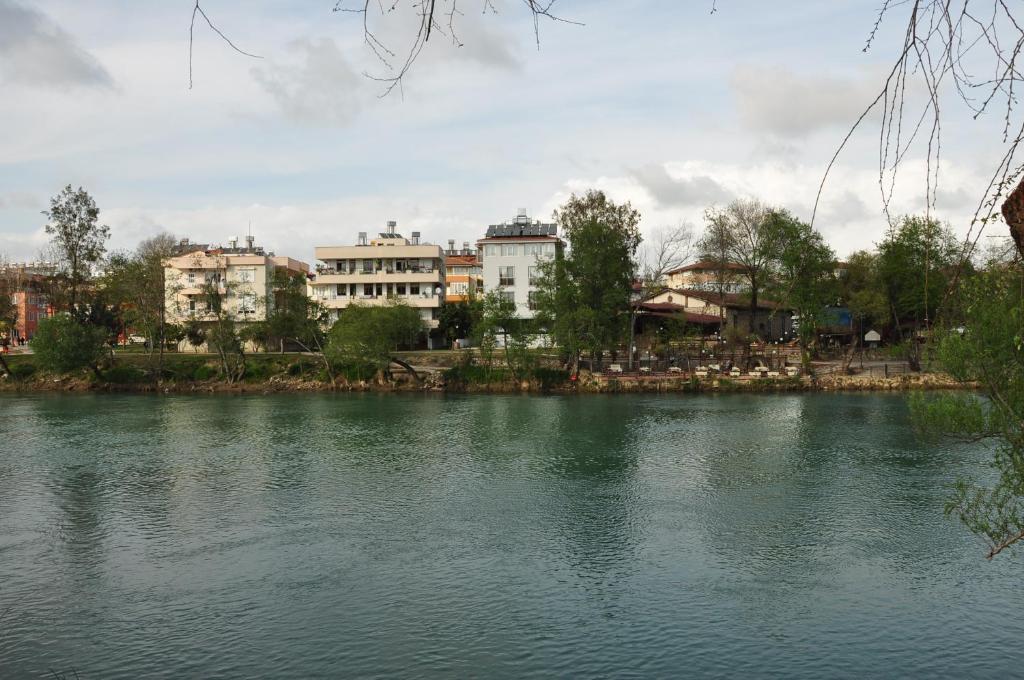 Hotel River 3*