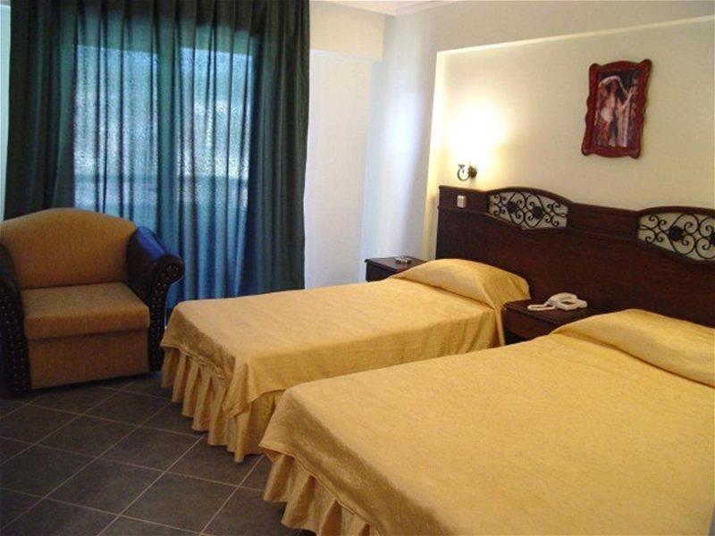 Hotel Club Chicago 2*