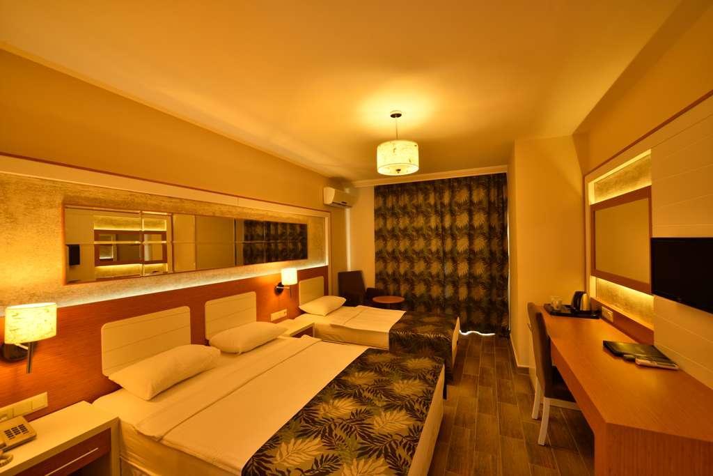 Dolphin Family Hotel Aparthotel 3*