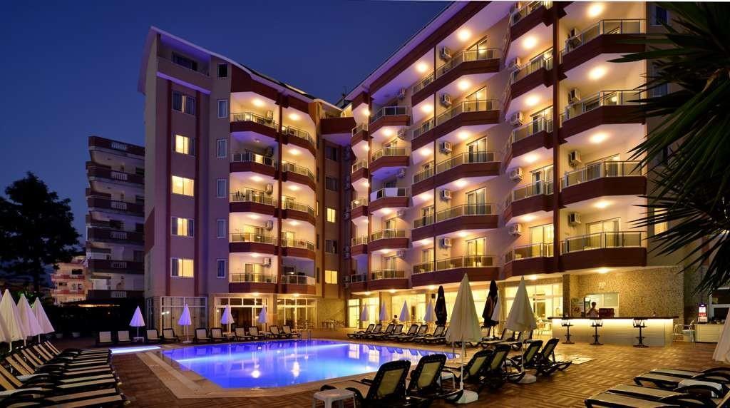 Dolphin Family Hotel Aparthotel 3*