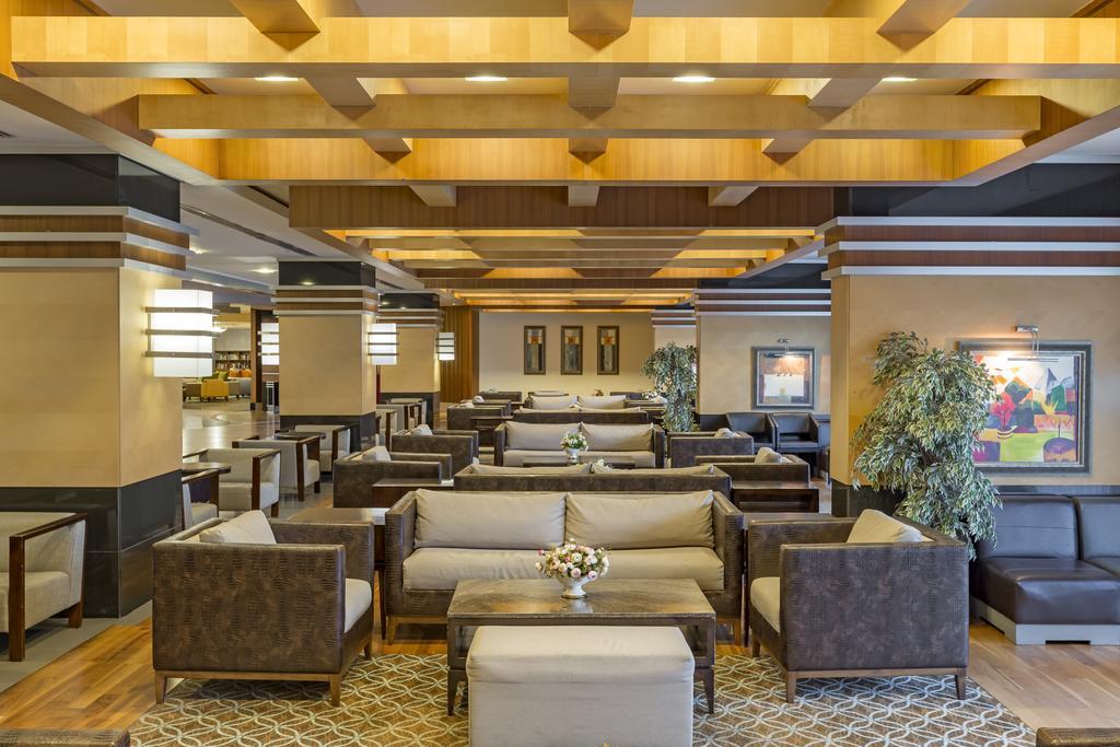 Resort Royal Wings