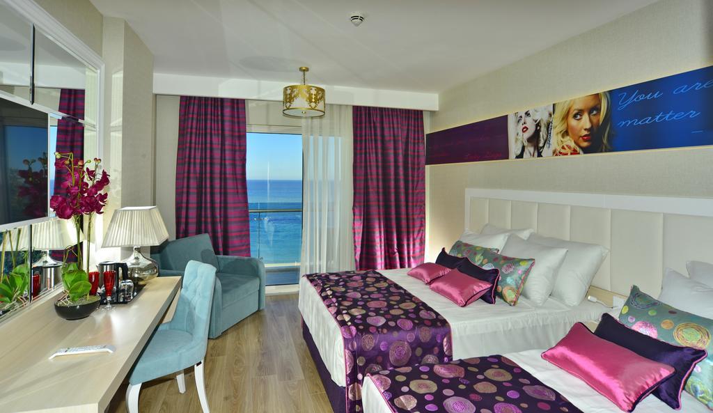 Azura Deluxe & Hotel 5*