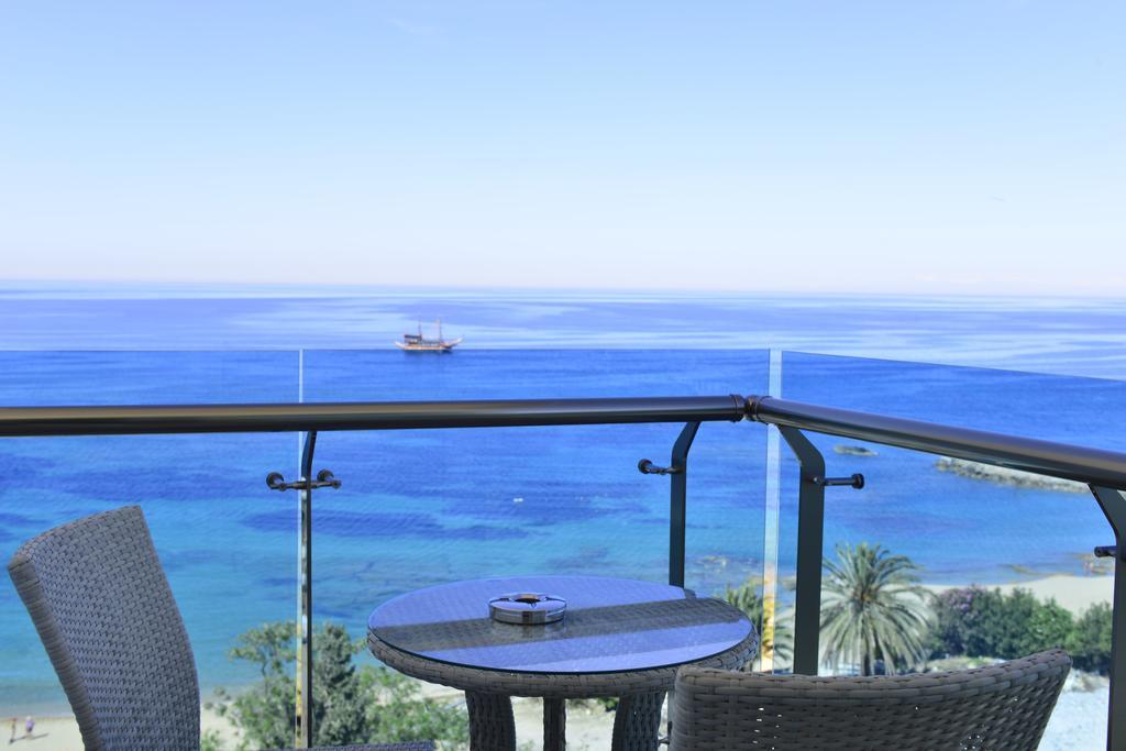 Azura Deluxe & Hotel