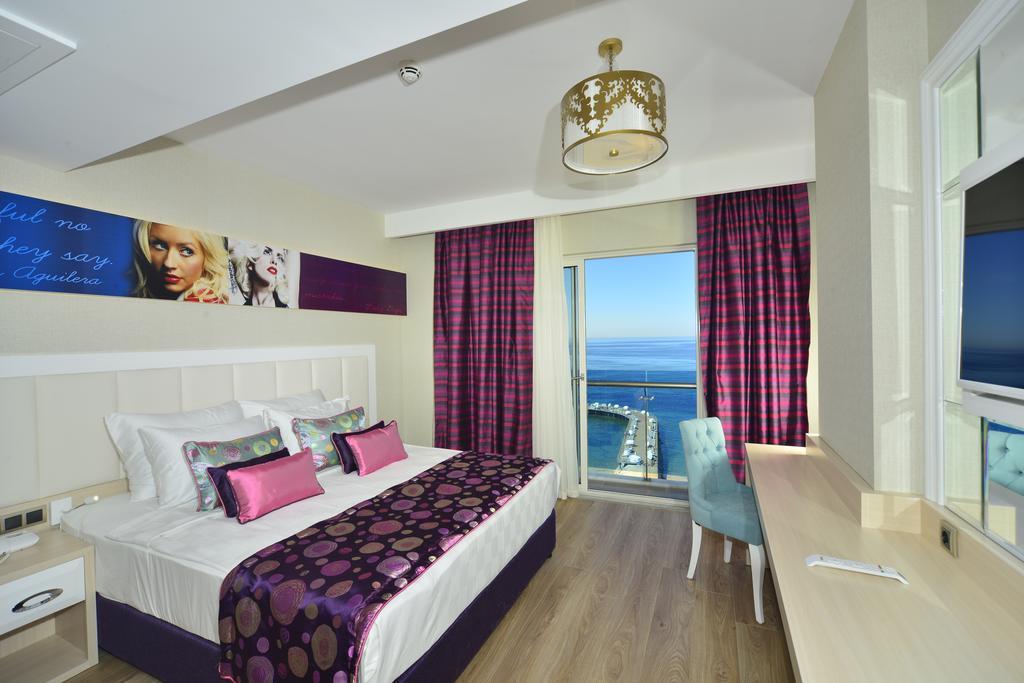 Azura Deluxe & Hotel 5*