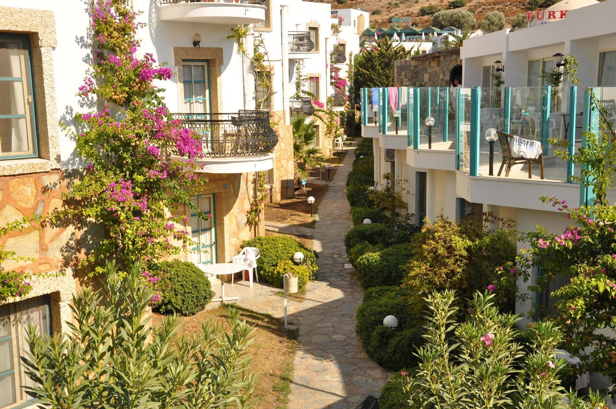 Siesta Aparthotel 3*