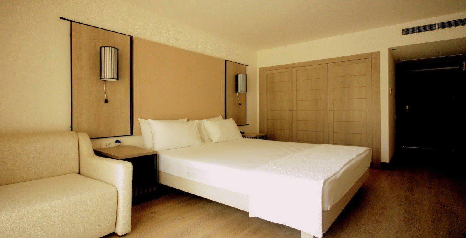 Hotel Liv By Bellazure 4*