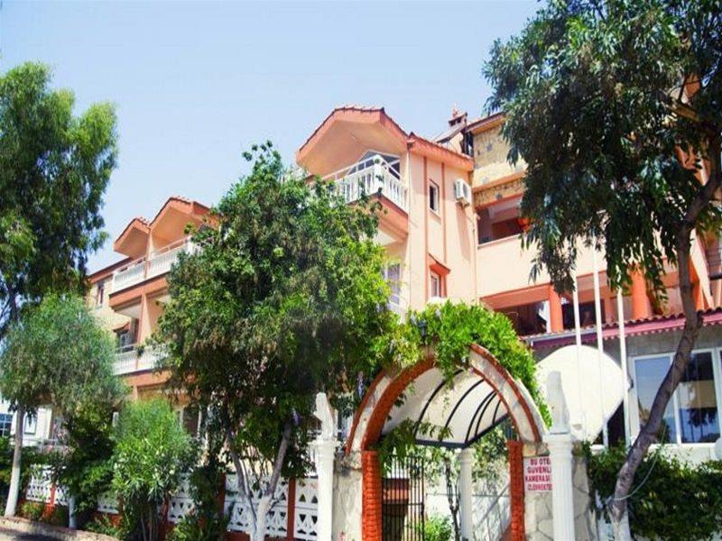 Mediterranean Garden Apartment *