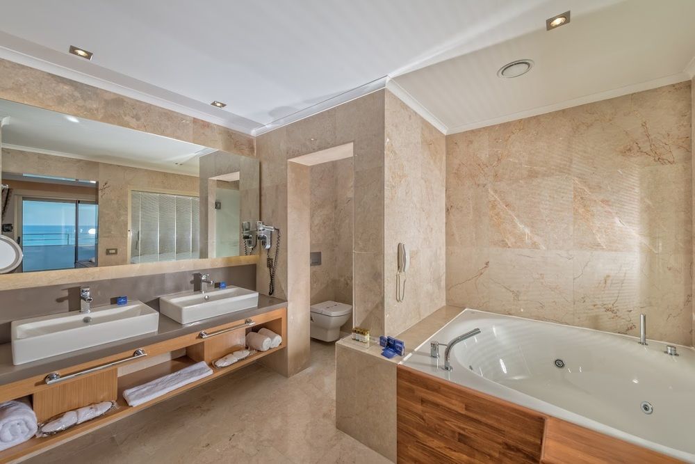 Hotel Ramada By Wyndham Unye