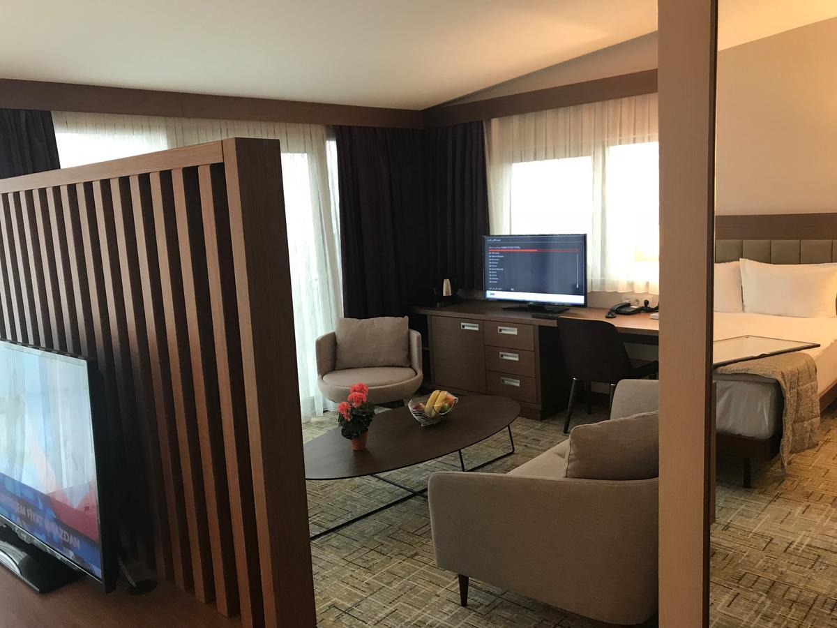 Land Park Hotel 4*