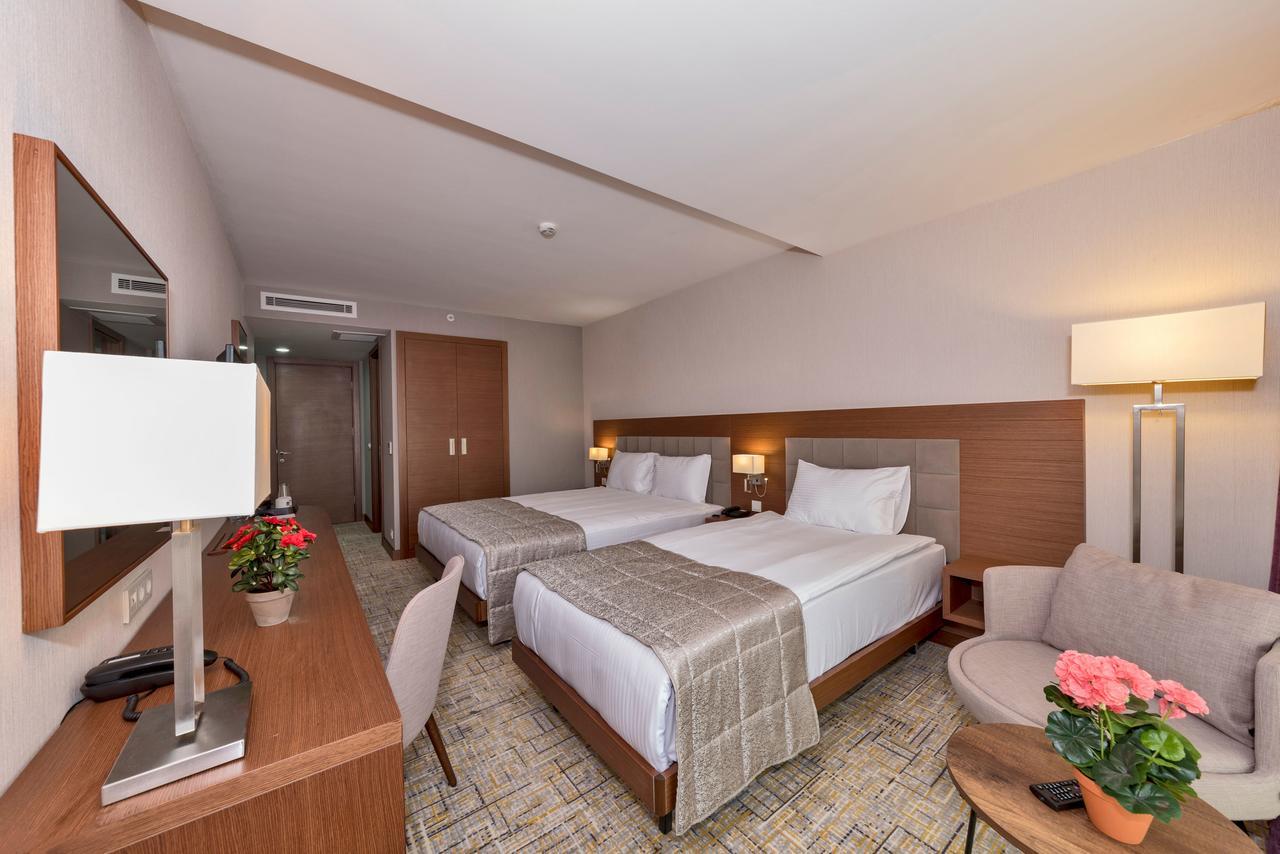 Land Park Hotel 4*