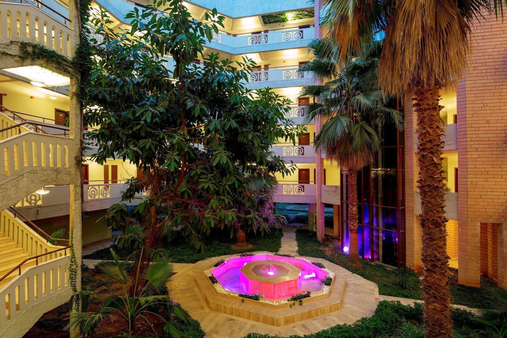 Alara Park 4*
