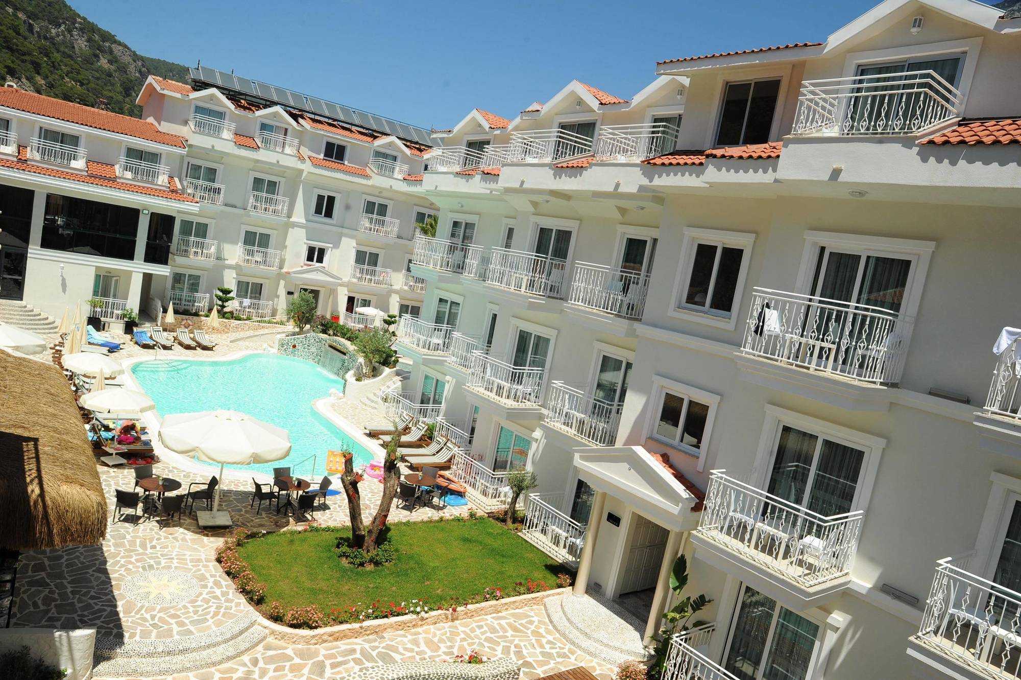 Montebello Deluxe Hotel