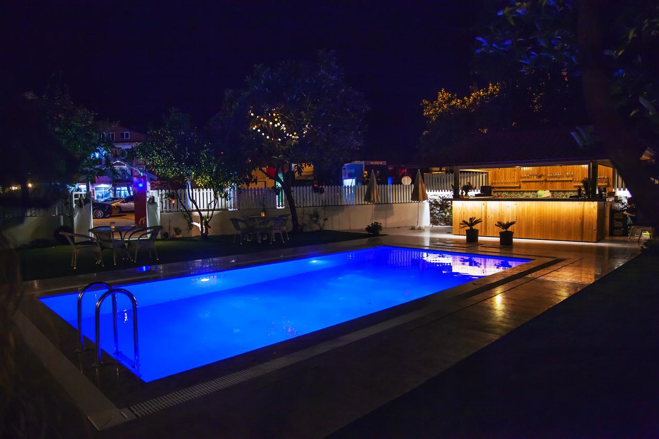 Grandma's Garden Aparthotel 3*