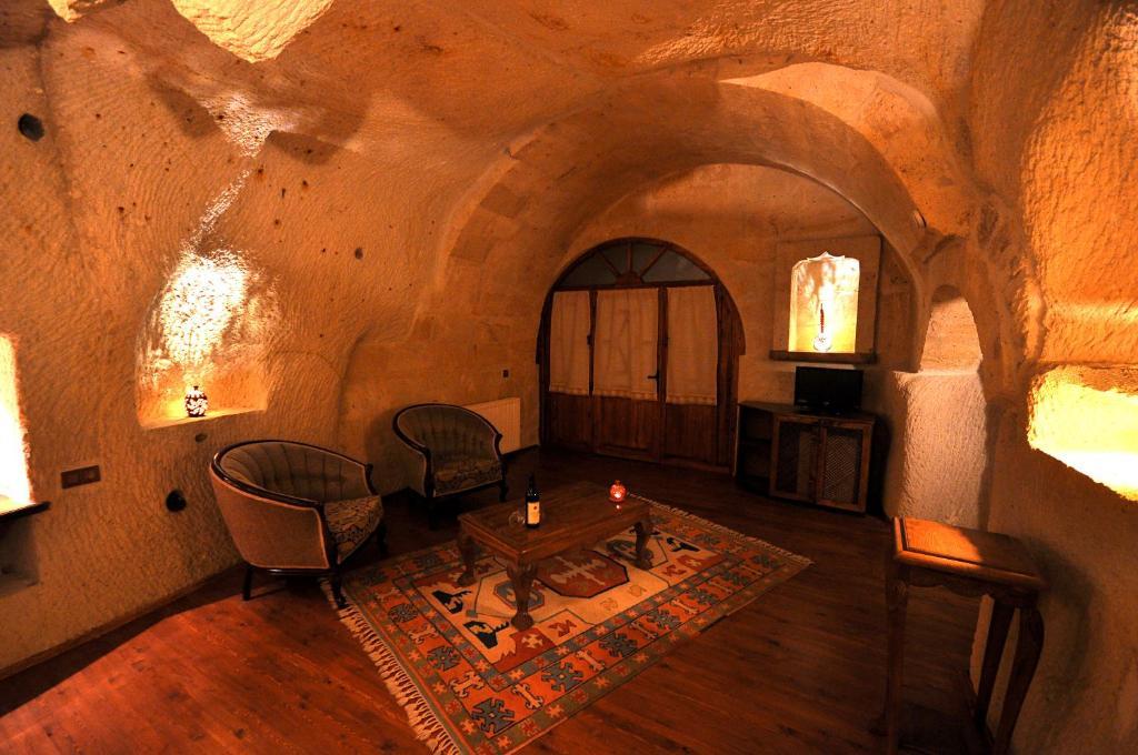 Hotel Has Cave