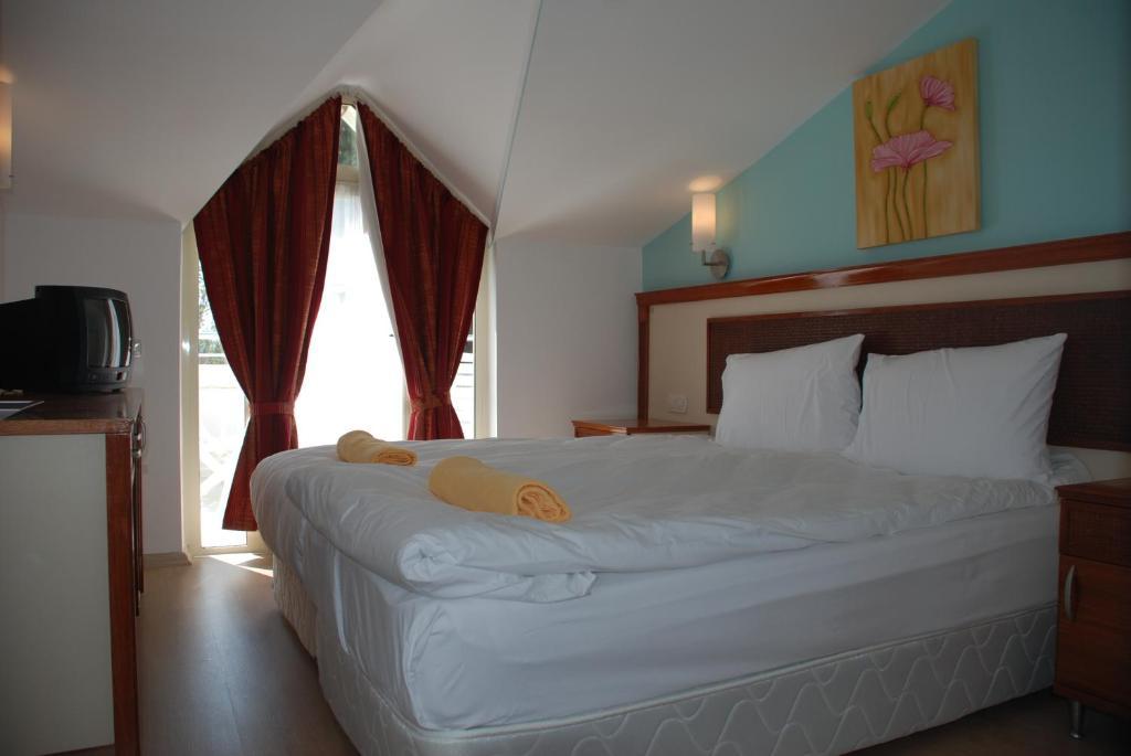 Hotel Adora 3*