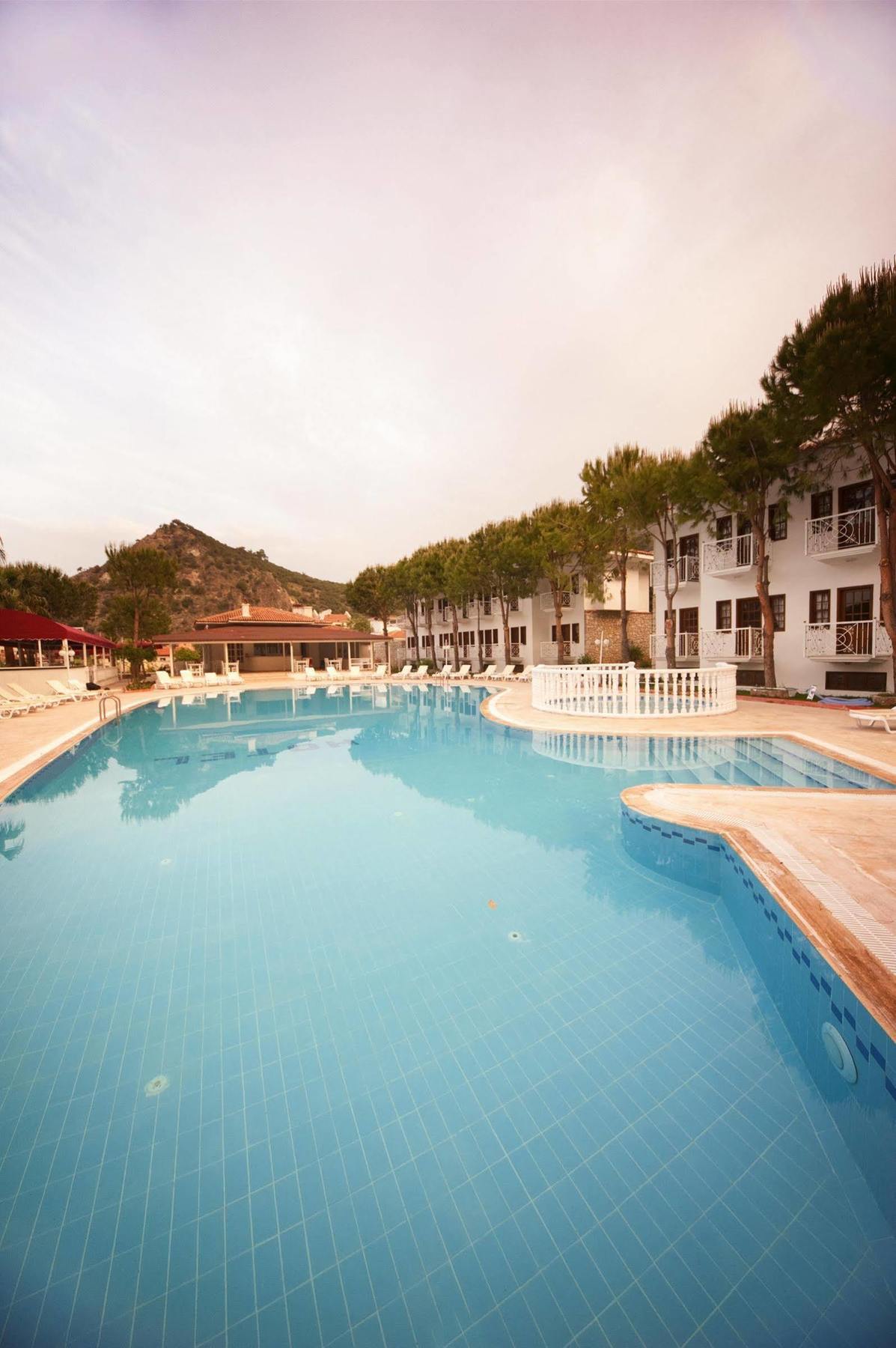 Hotel White 3*