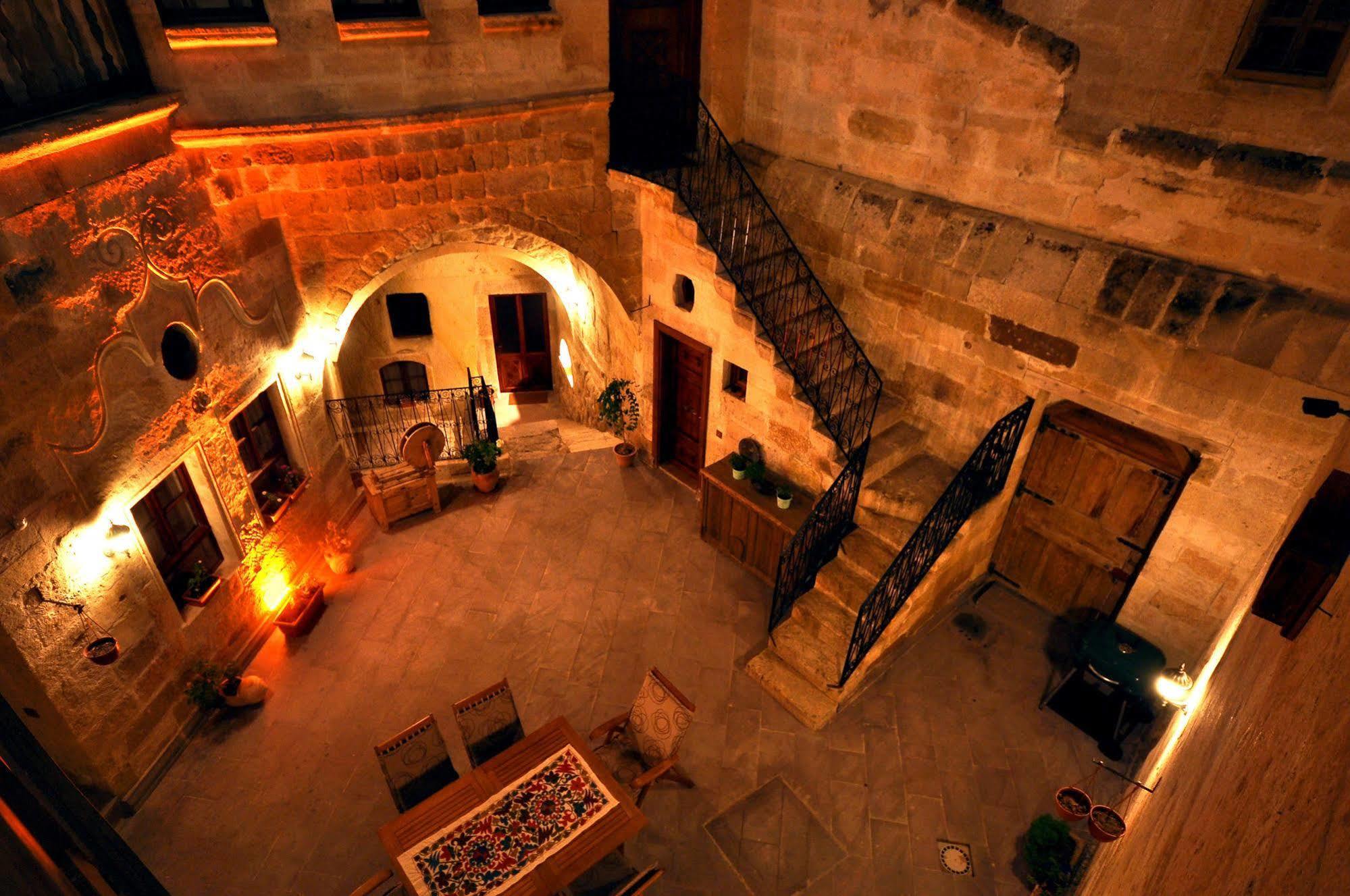Hotel Has Cave