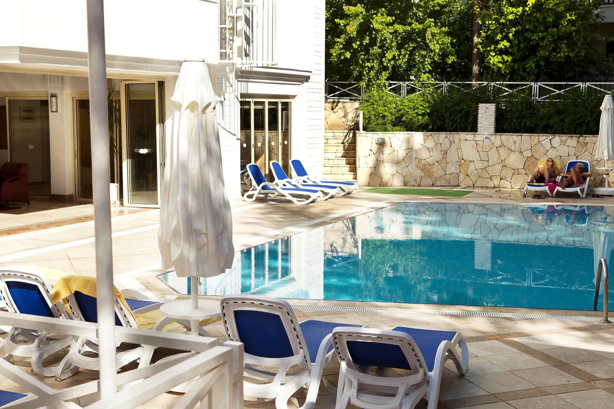 Adora Hotel 3*