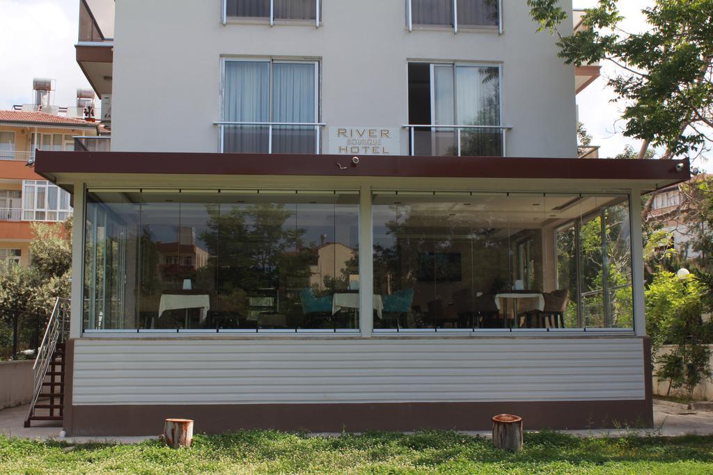 Hotel River 3*