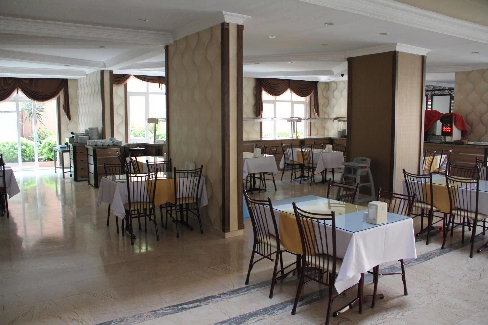 Club Dorado Hotel