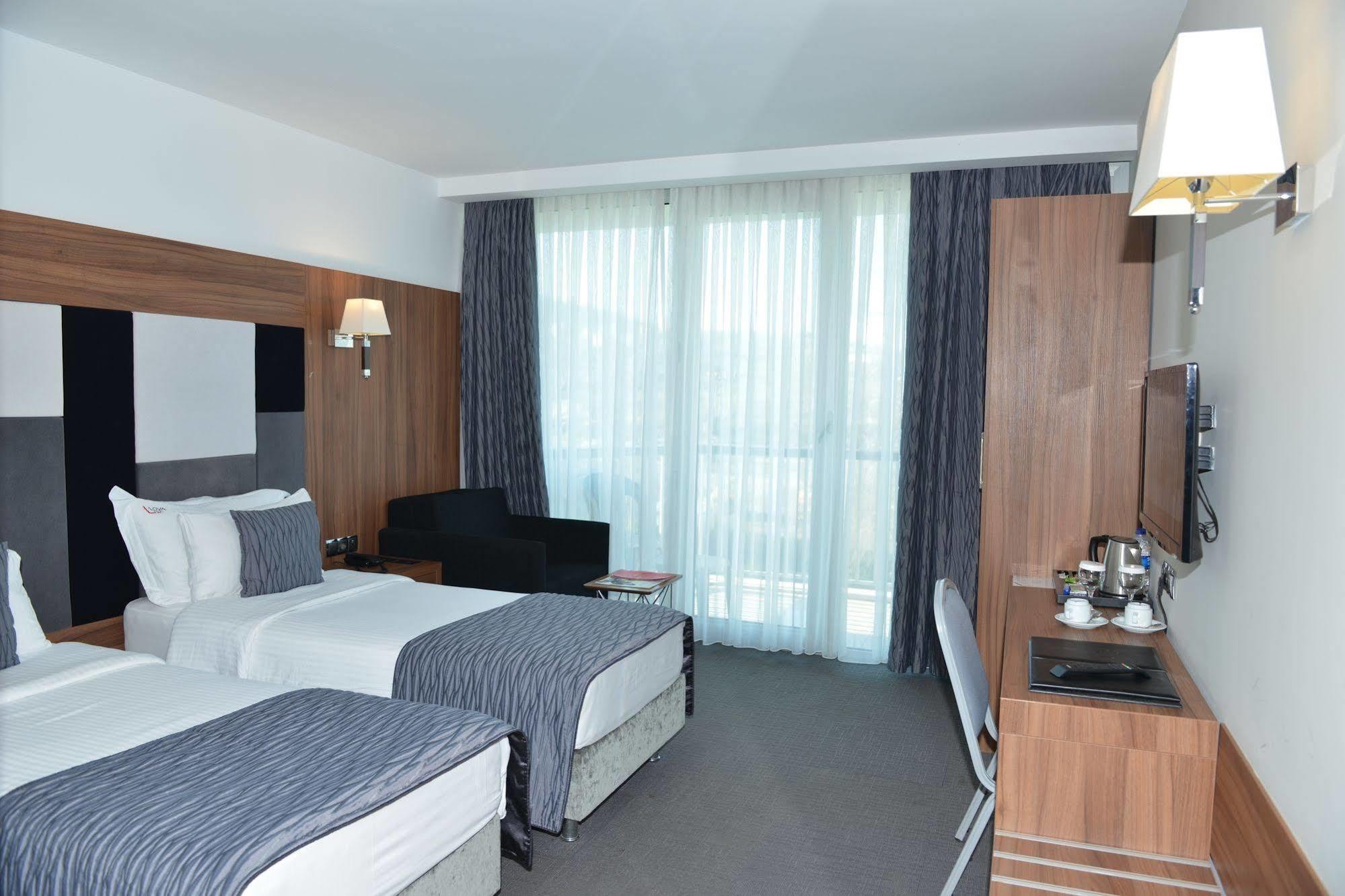 Hotel Lova & 4*