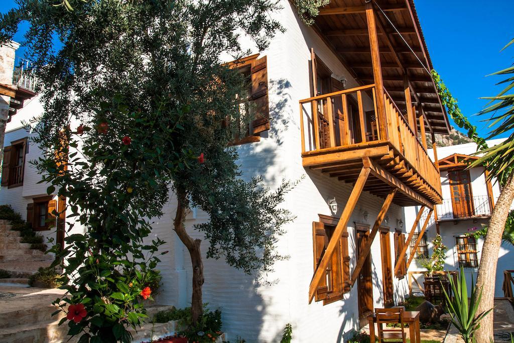 Courtyard Hotel *