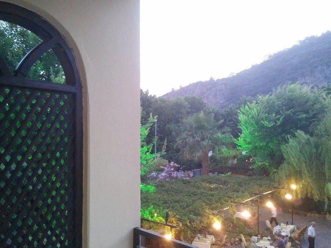 River Hotel