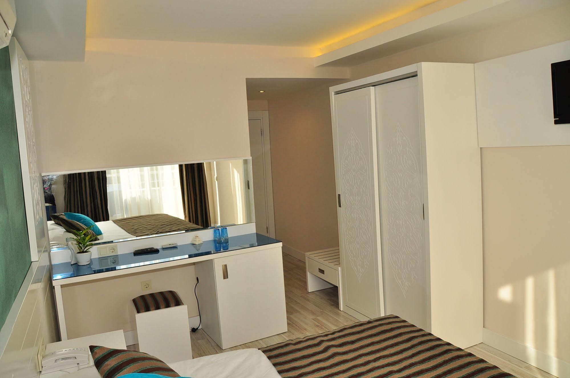 Aura Boutique Side