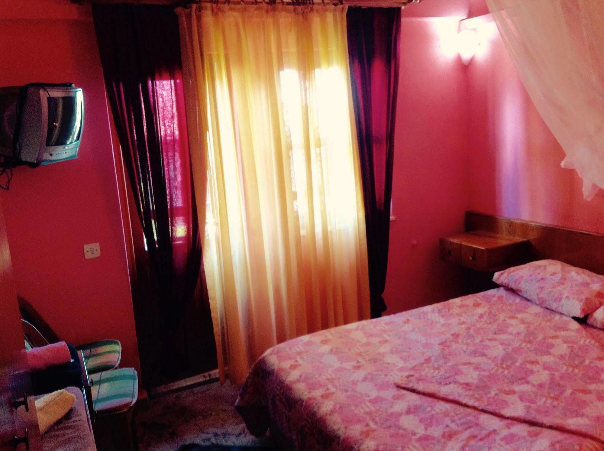 Hotel Tuana Side