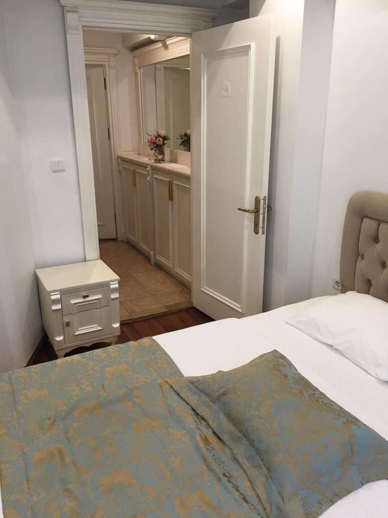 Hotel La Petite Maison 2*