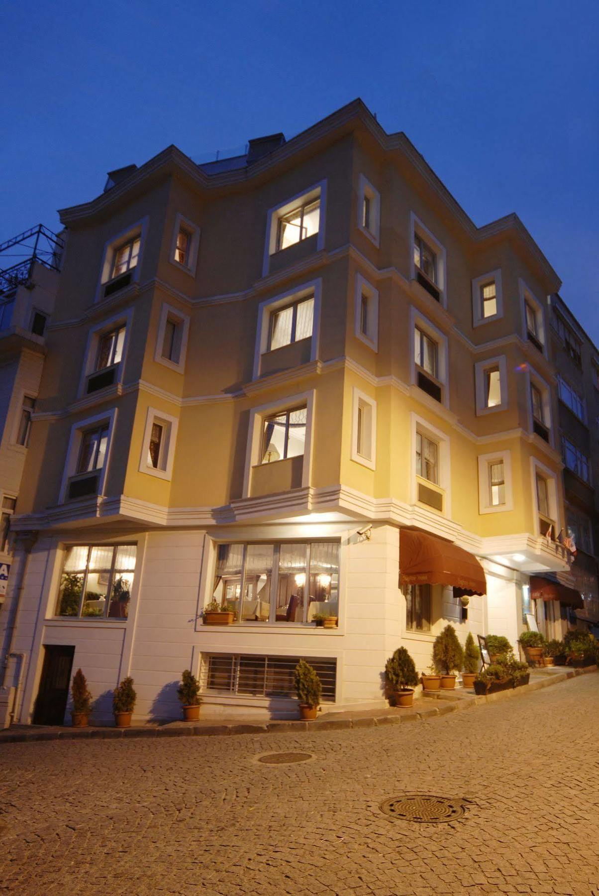 Daphne Hotel