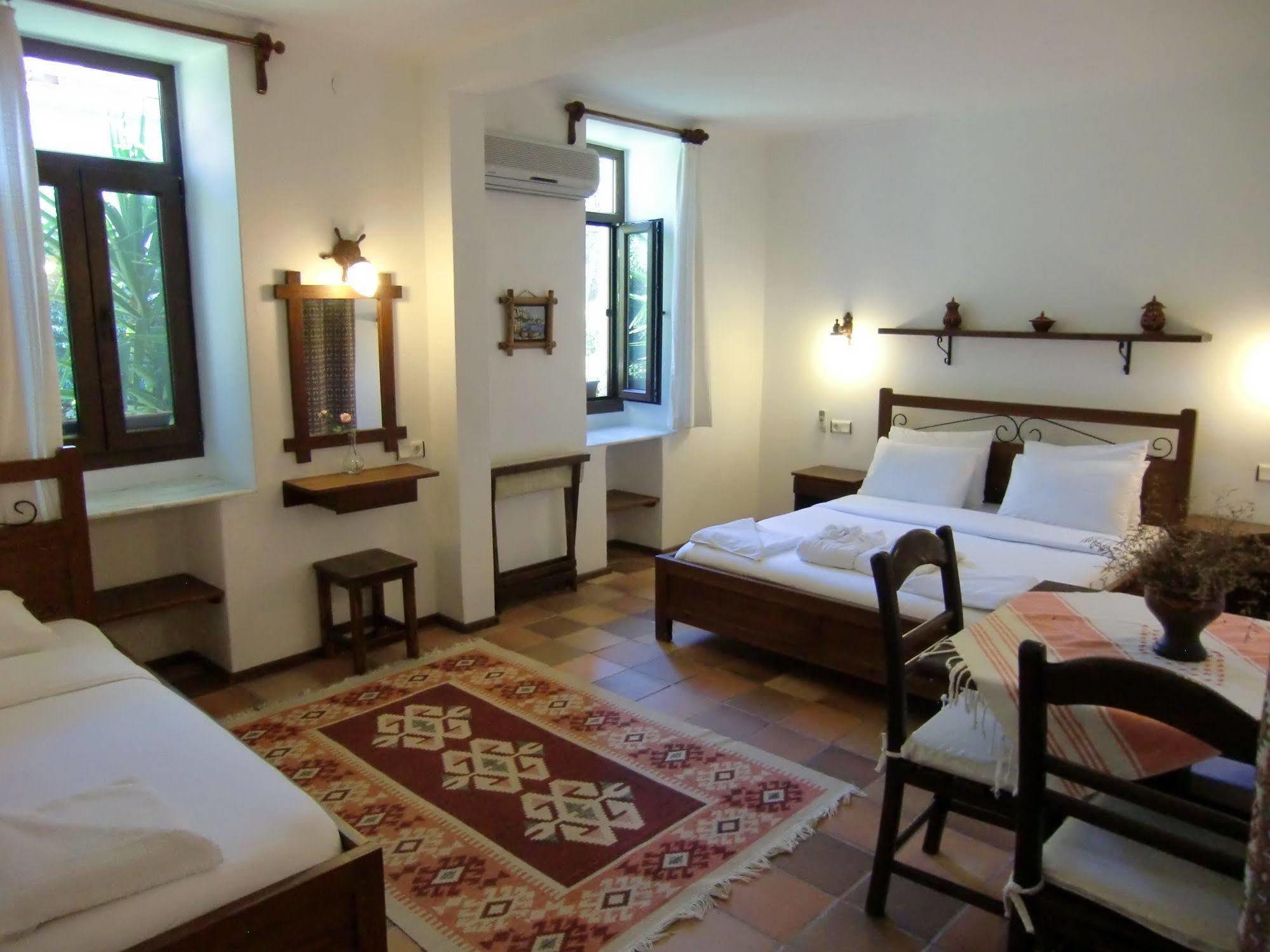 Guest house Happy Caretta 3*
