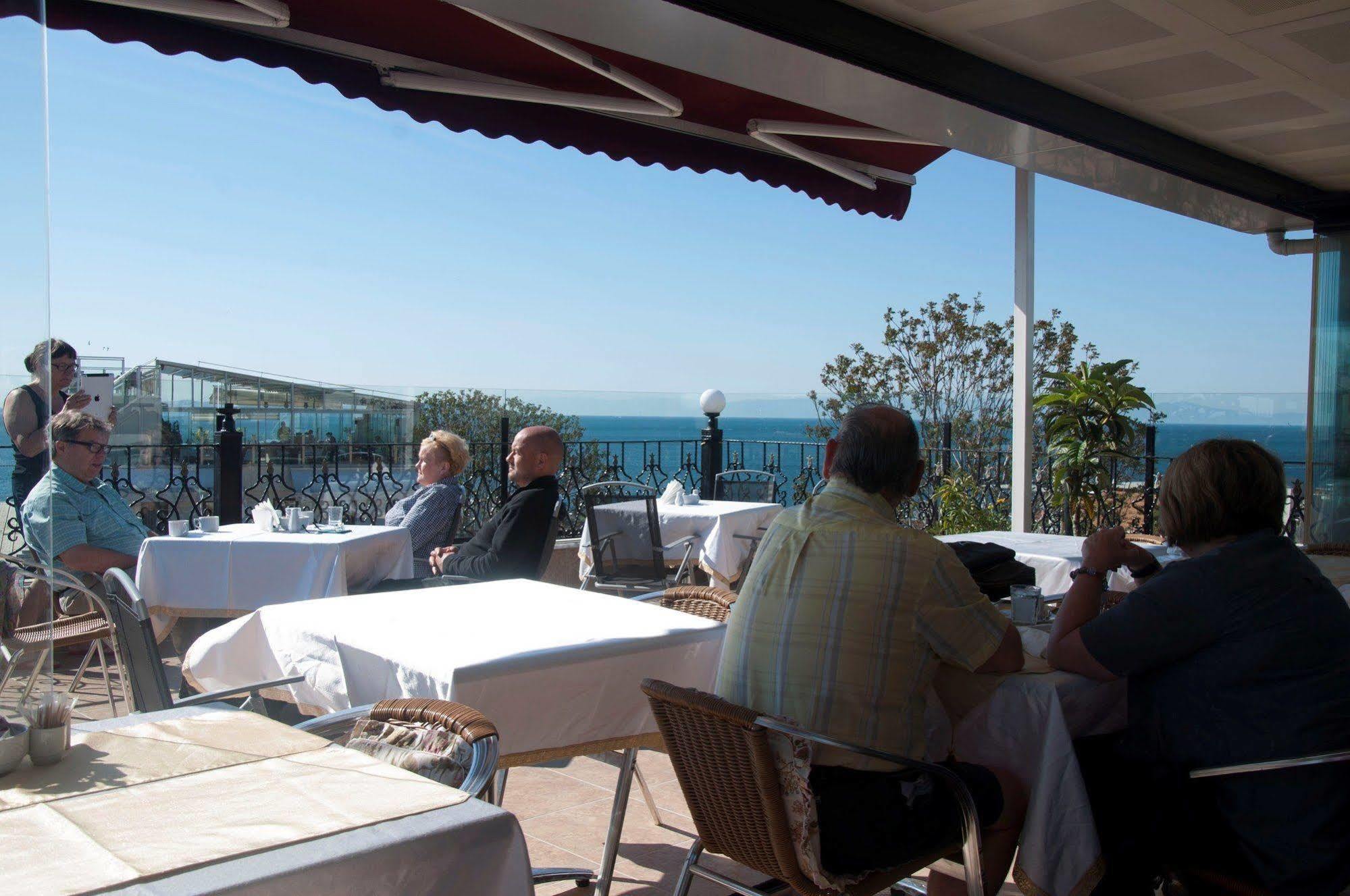 Grand Ambiance Hotel 2*