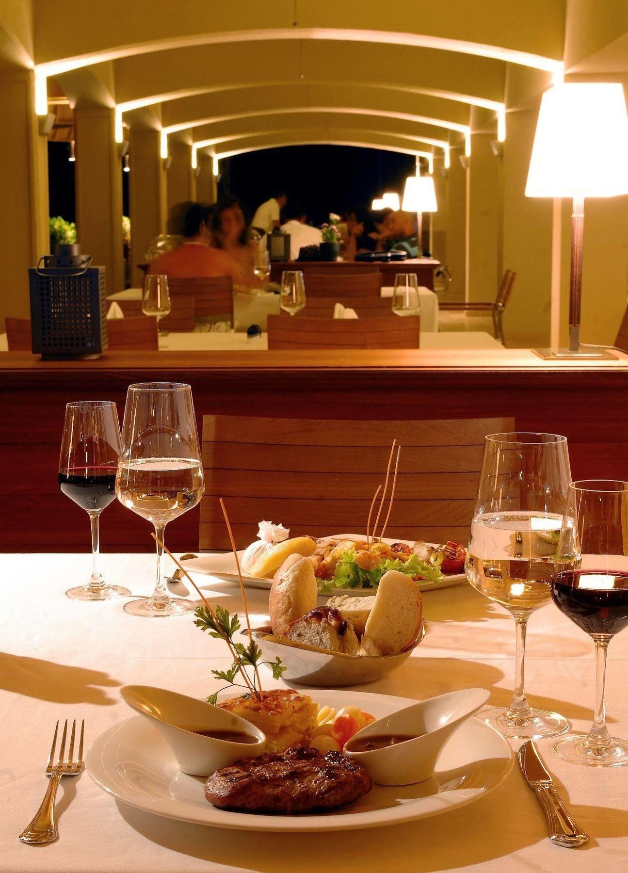 Yacht Club Hotel 5*