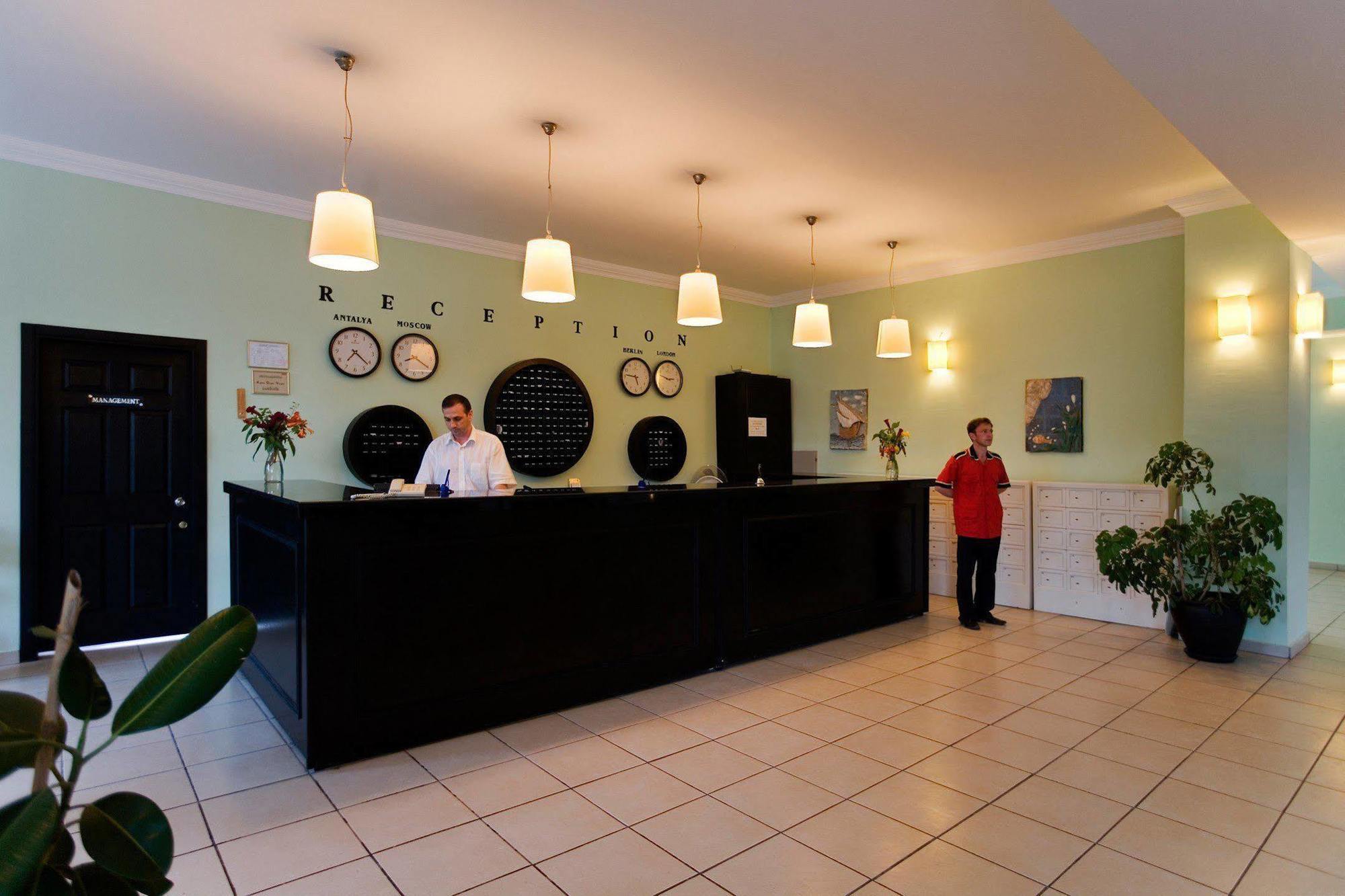 Hotel Larissa Garden 4*