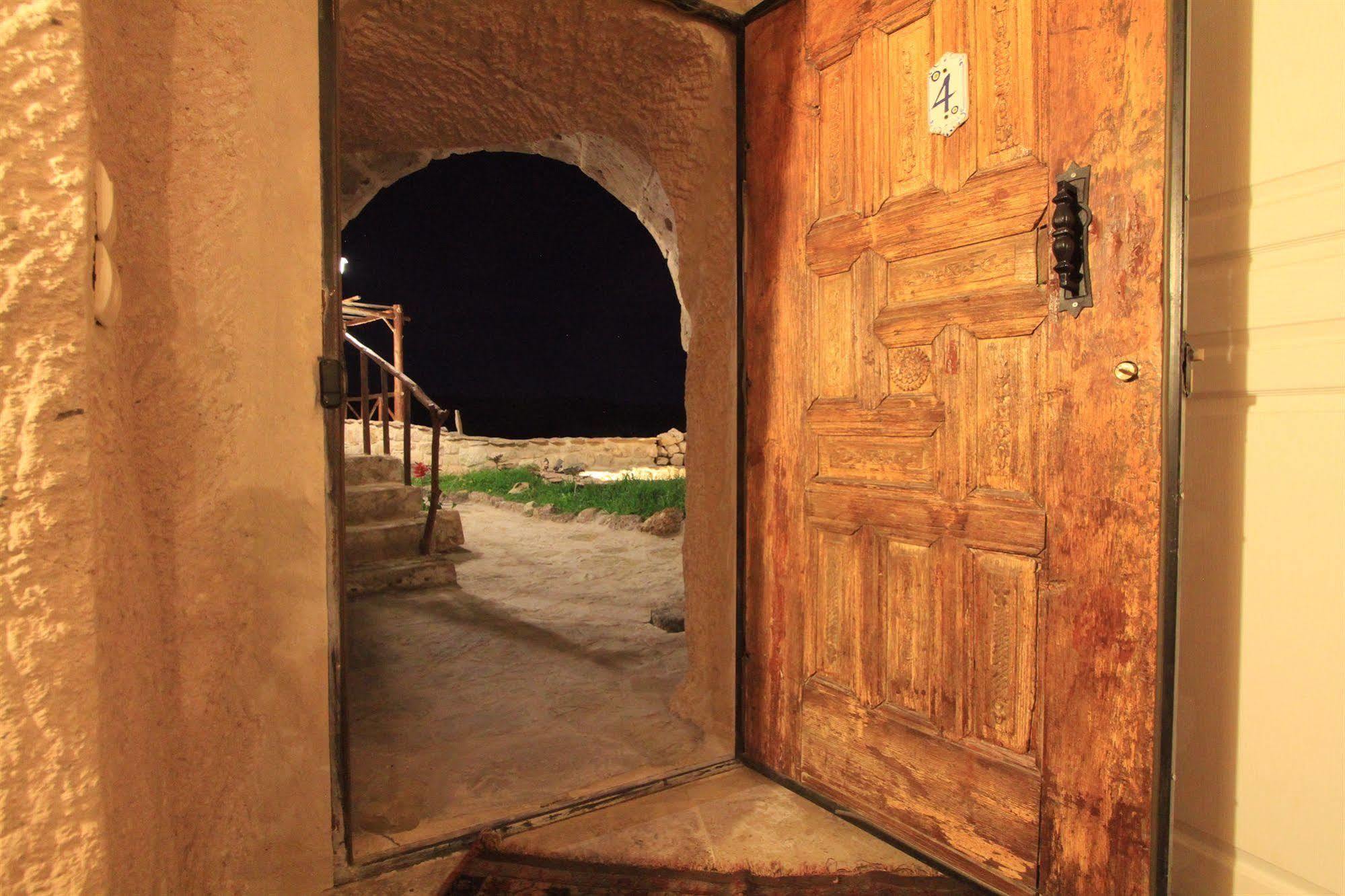 Akcave And