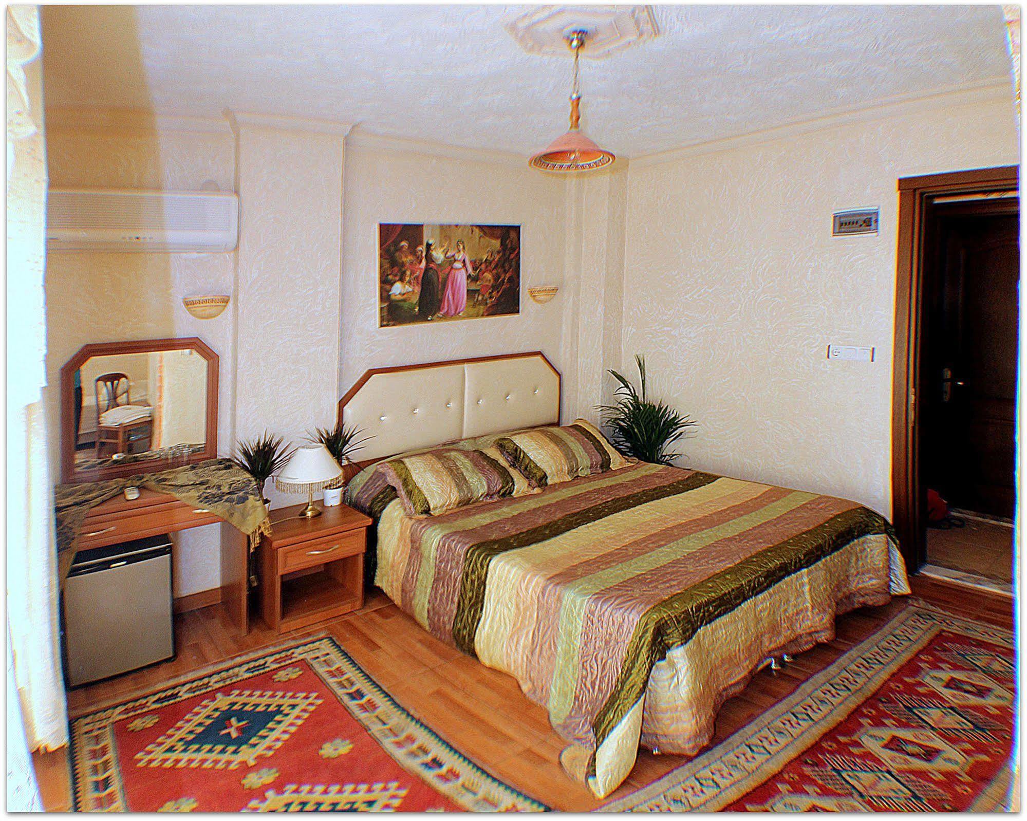 Hotel Rebetika & Bistro 3*