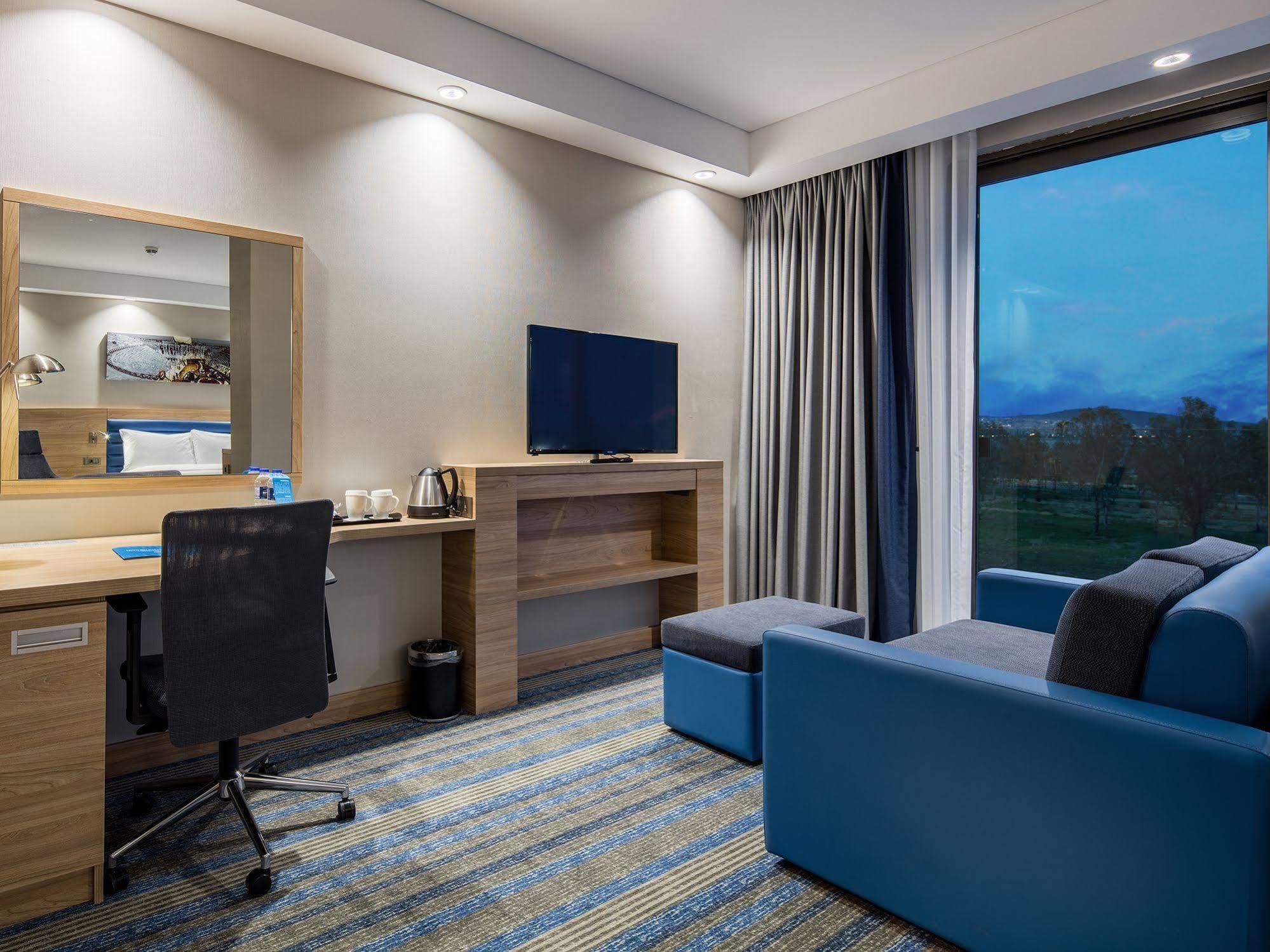 Hampton By Hilton Izmir Hotel
