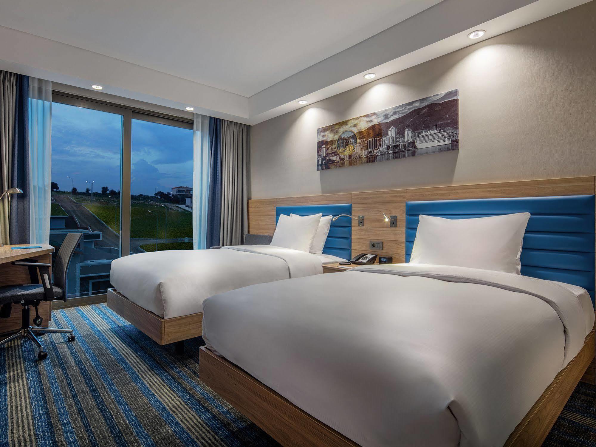 Hotel Hampton By Hilton Izmir 4*