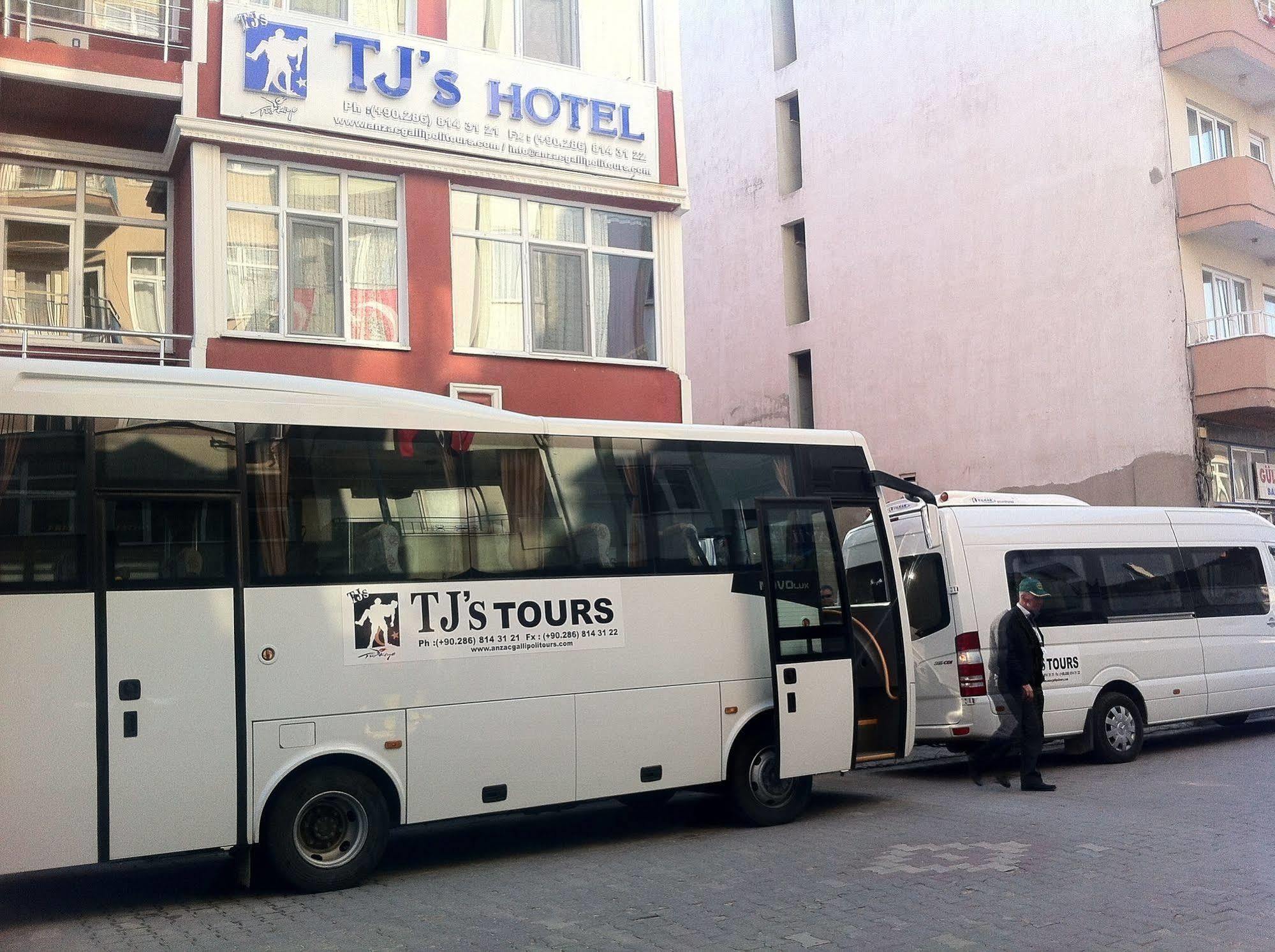 Tj's Hotel *