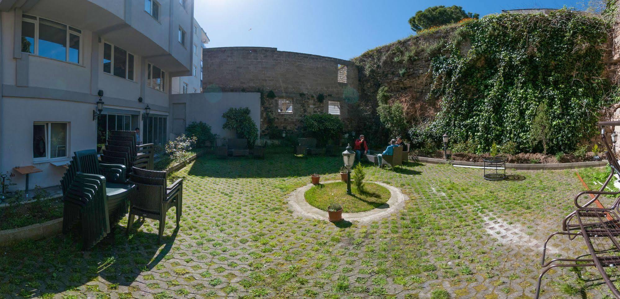 Mola Hotel