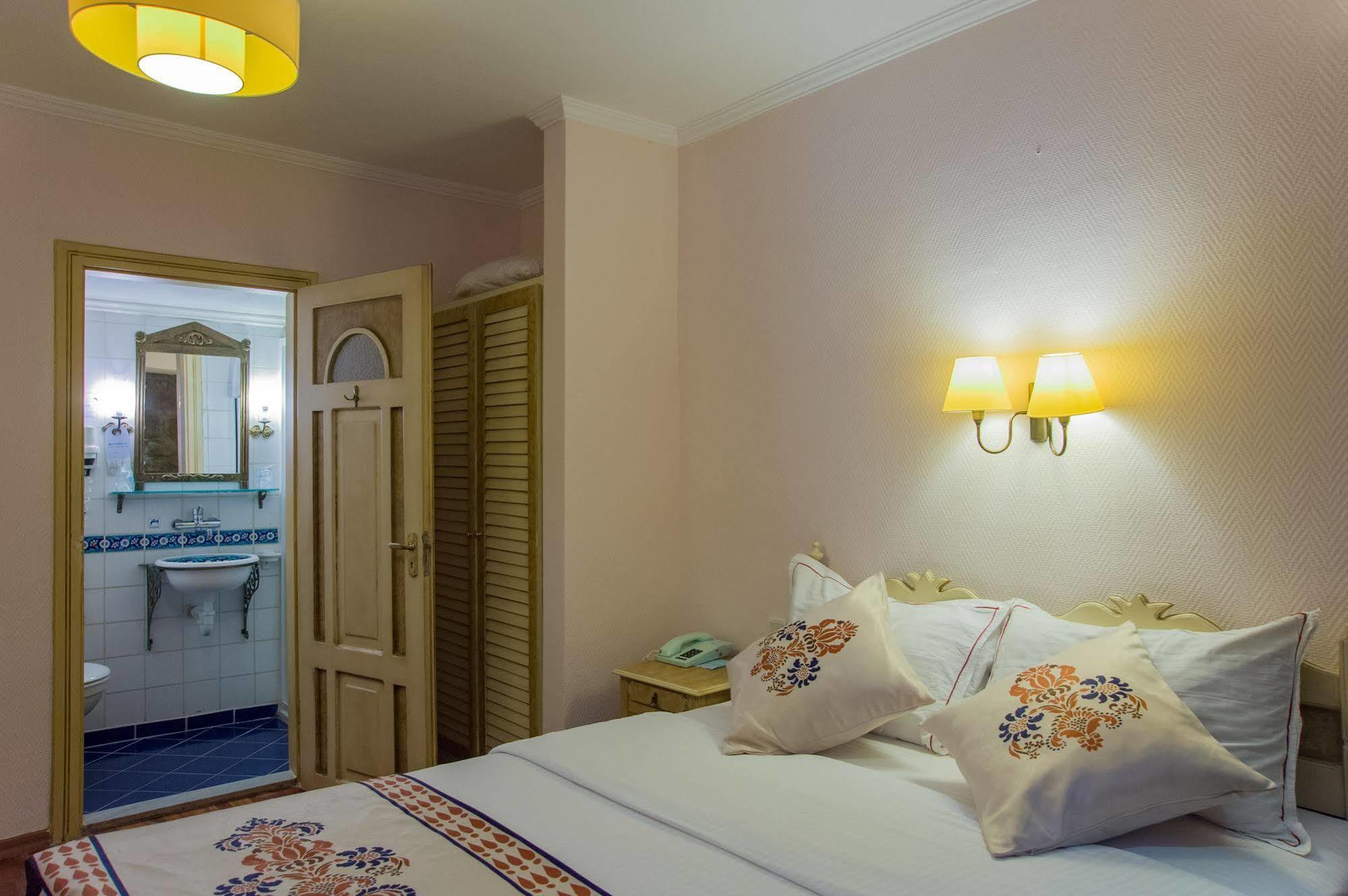 Special Class Adults Only 4* Assos