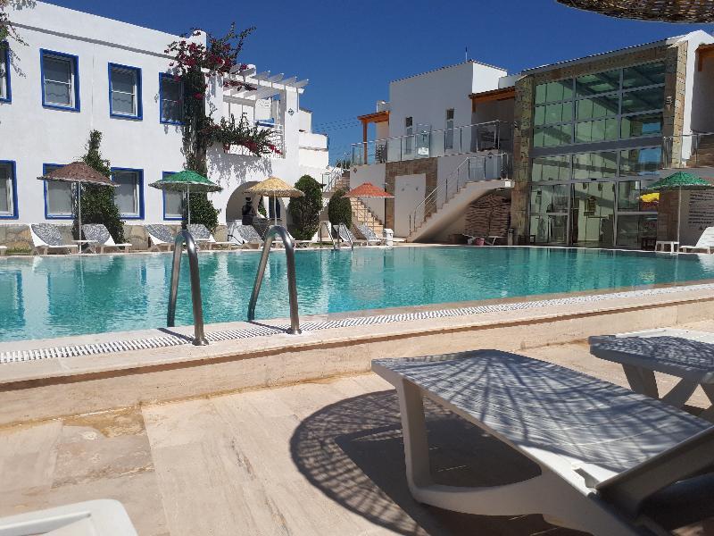 Paradise Aparthotel 3*