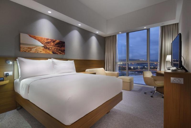 Hotel Hampton By Hilton Izmir 4*