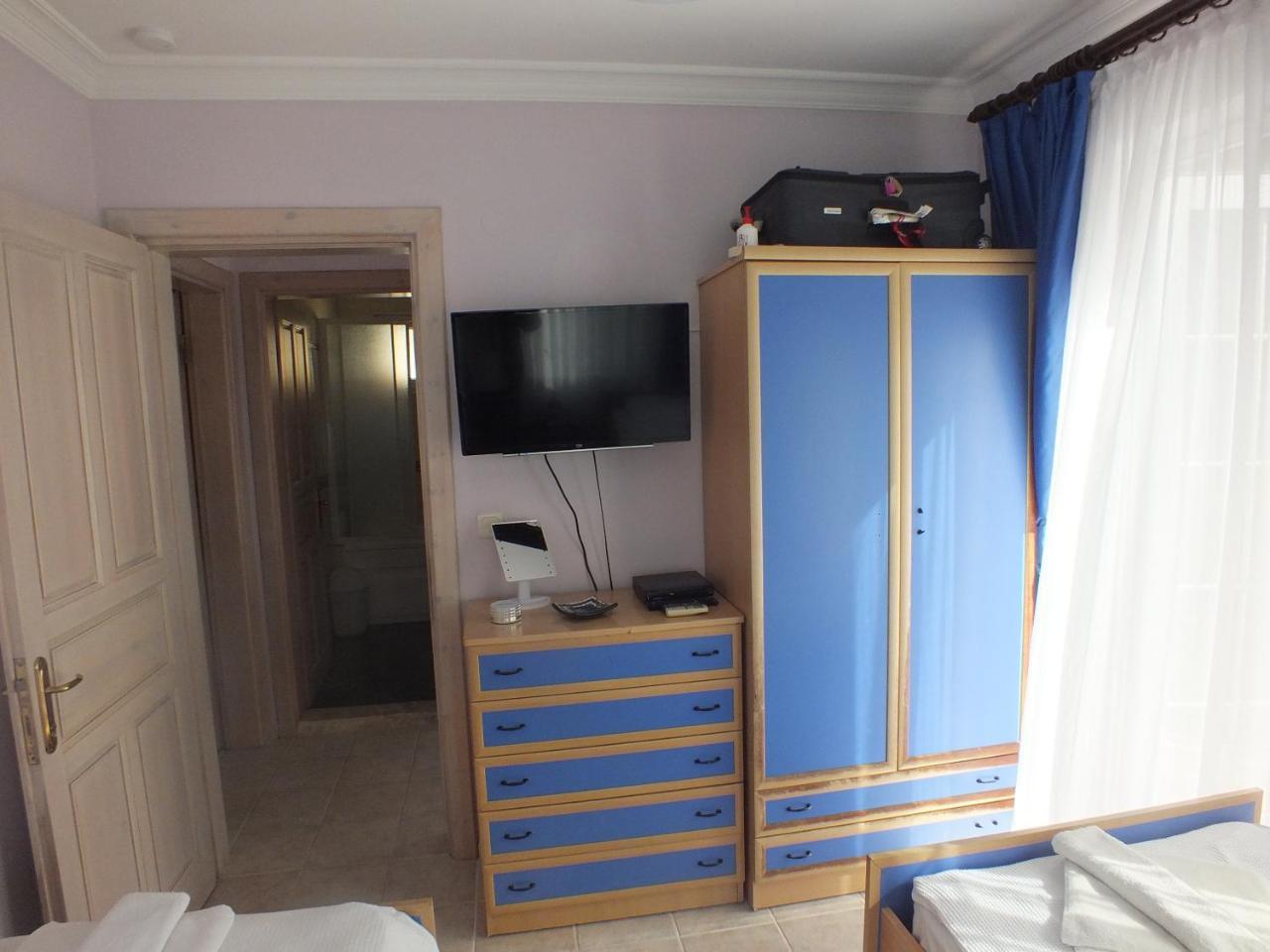 Nicholas Gate F 1 Hotel