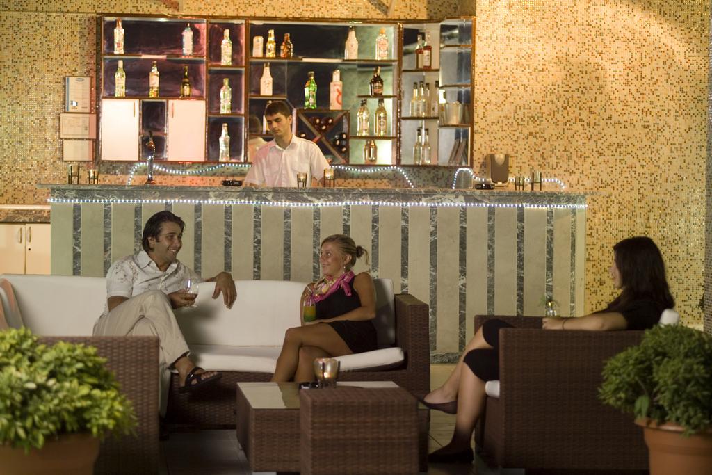 Dolphin Family Hotel Aparthotel 3*