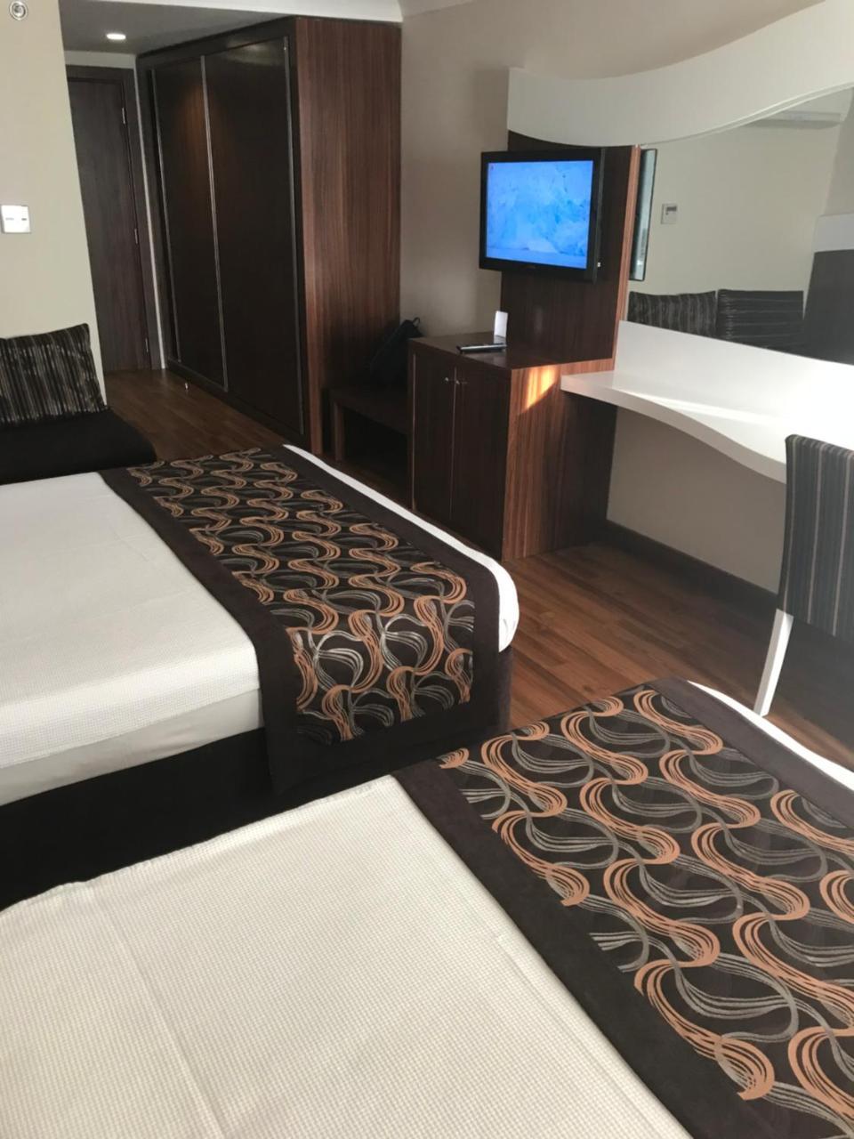 Hotel Throne &
