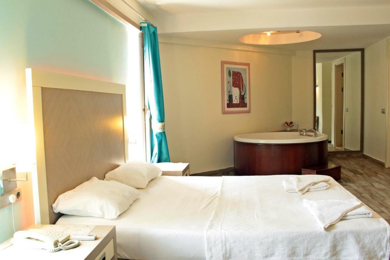 Costa Queen Suites