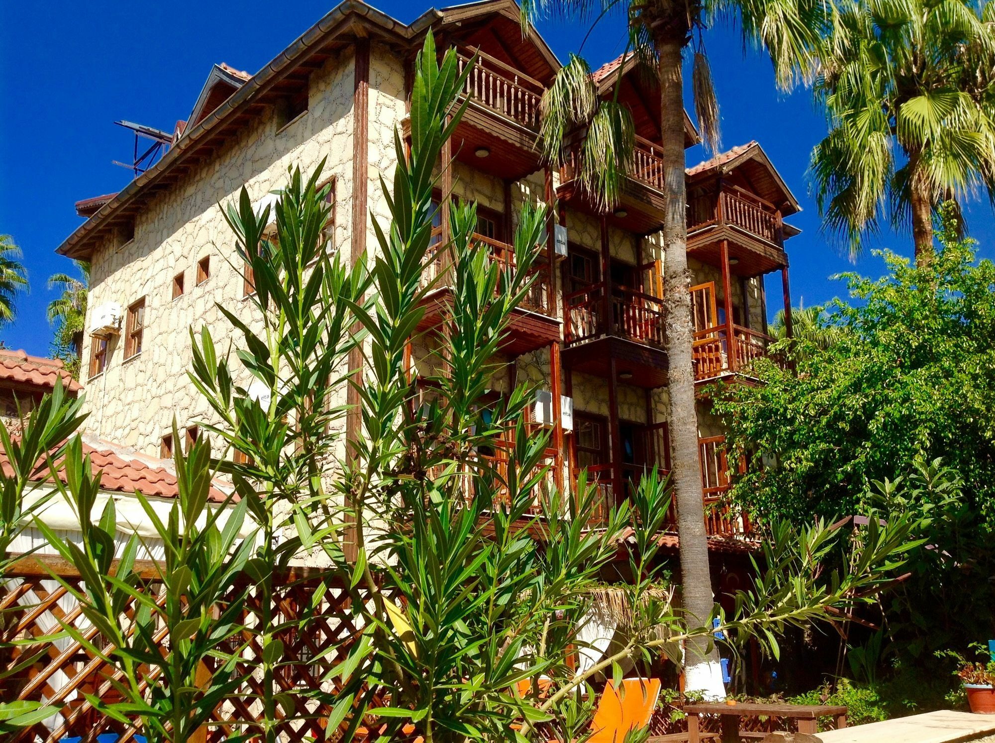 Hotel Tuana Side